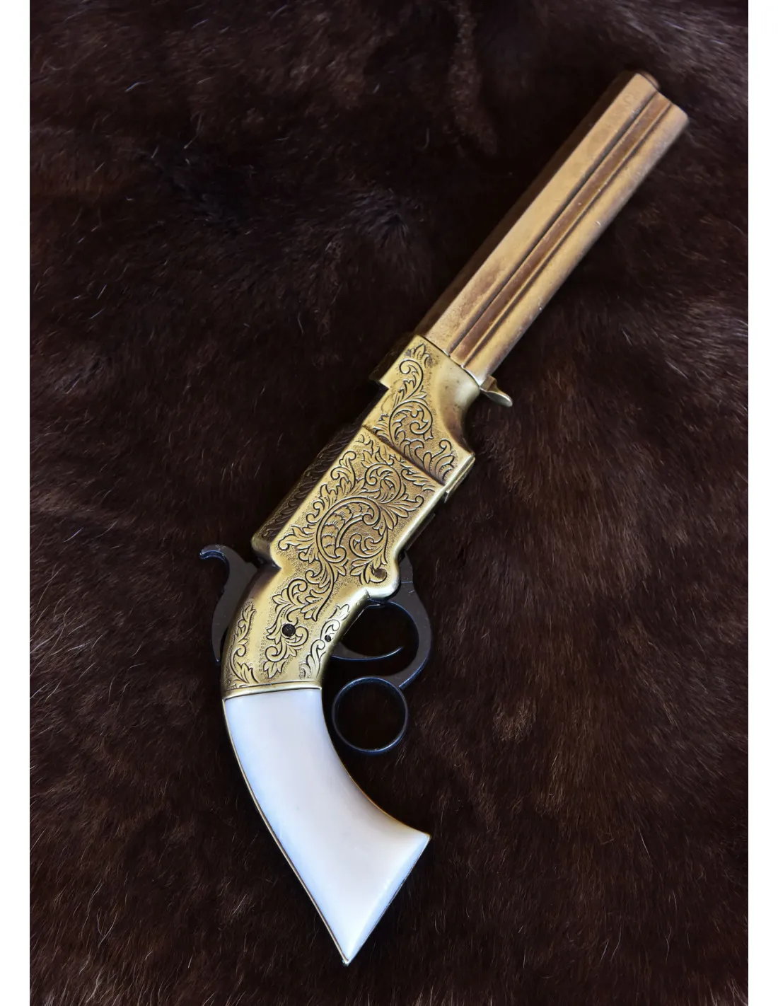 Pistola Smith y Wesson Volcanic 1854, latón y imitación nácar